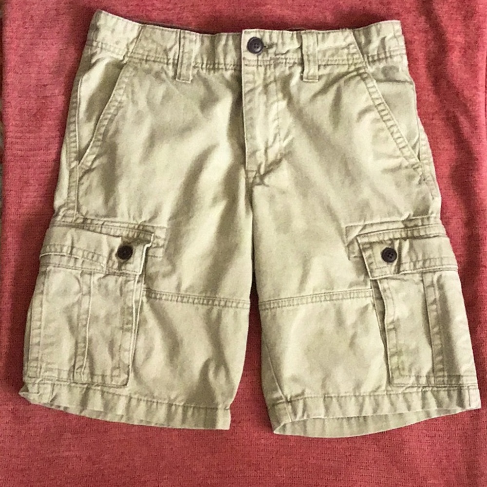Men’s khaki cargo shorts